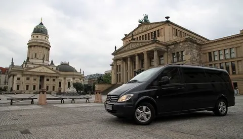 Stadtrundfahrt am Gendarmenmarkt Berlin